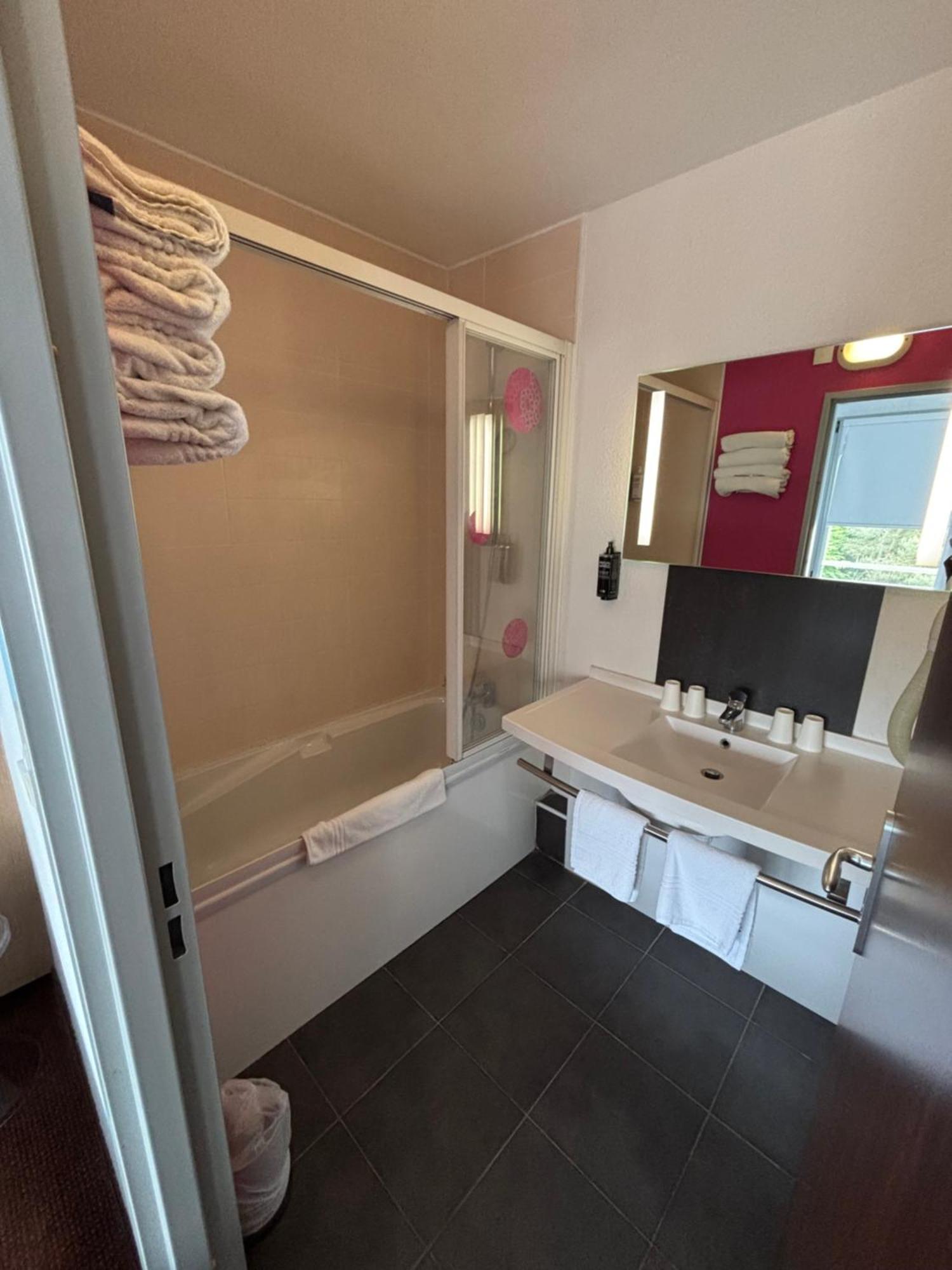 Ibis Styles Bethune Bruay La Buissiere Bagian luar foto