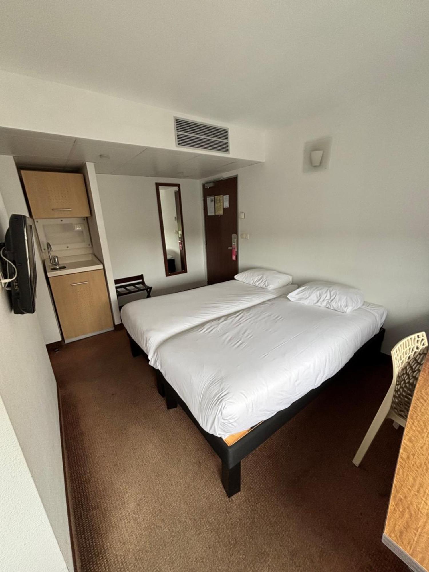 Ibis Styles Bethune Bruay La Buissiere Bagian luar foto