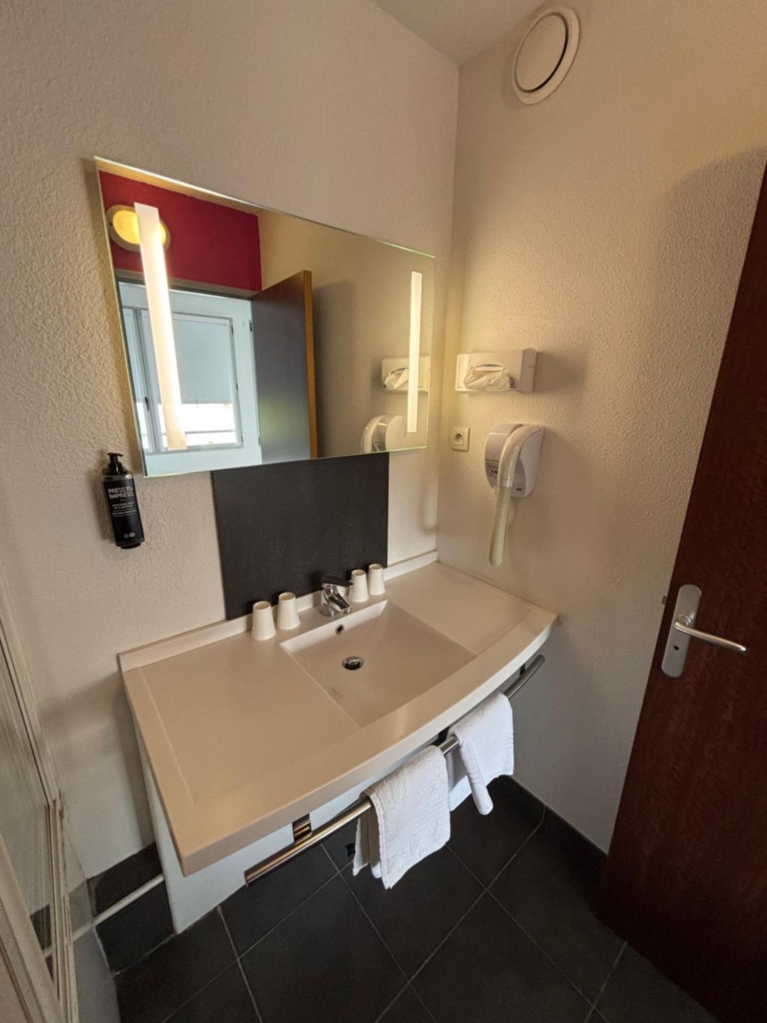 Ibis Styles Bethune Bruay La Buissiere Bagian luar foto