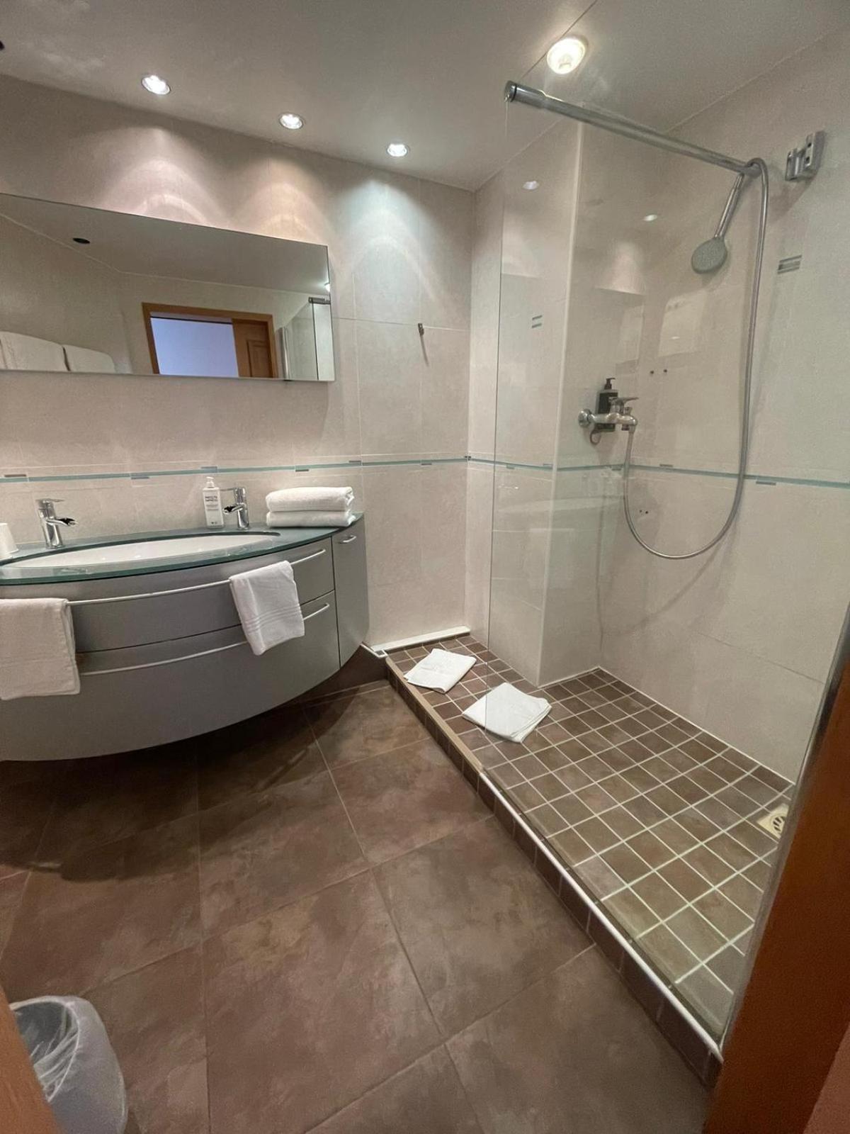 Ibis Styles Bethune Bruay La Buissiere Bagian luar foto